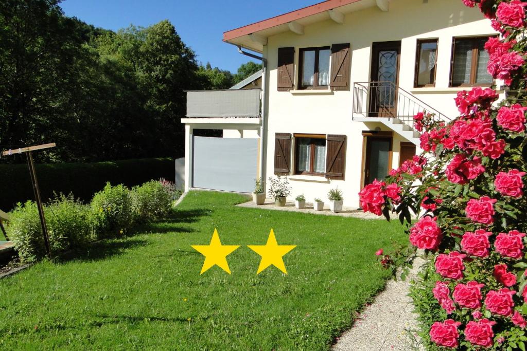 Foncine-le-HautGîte 1805 Montagnes du Jura avec Spa et Sauna classé 2 étoiles的两星在房子的院子