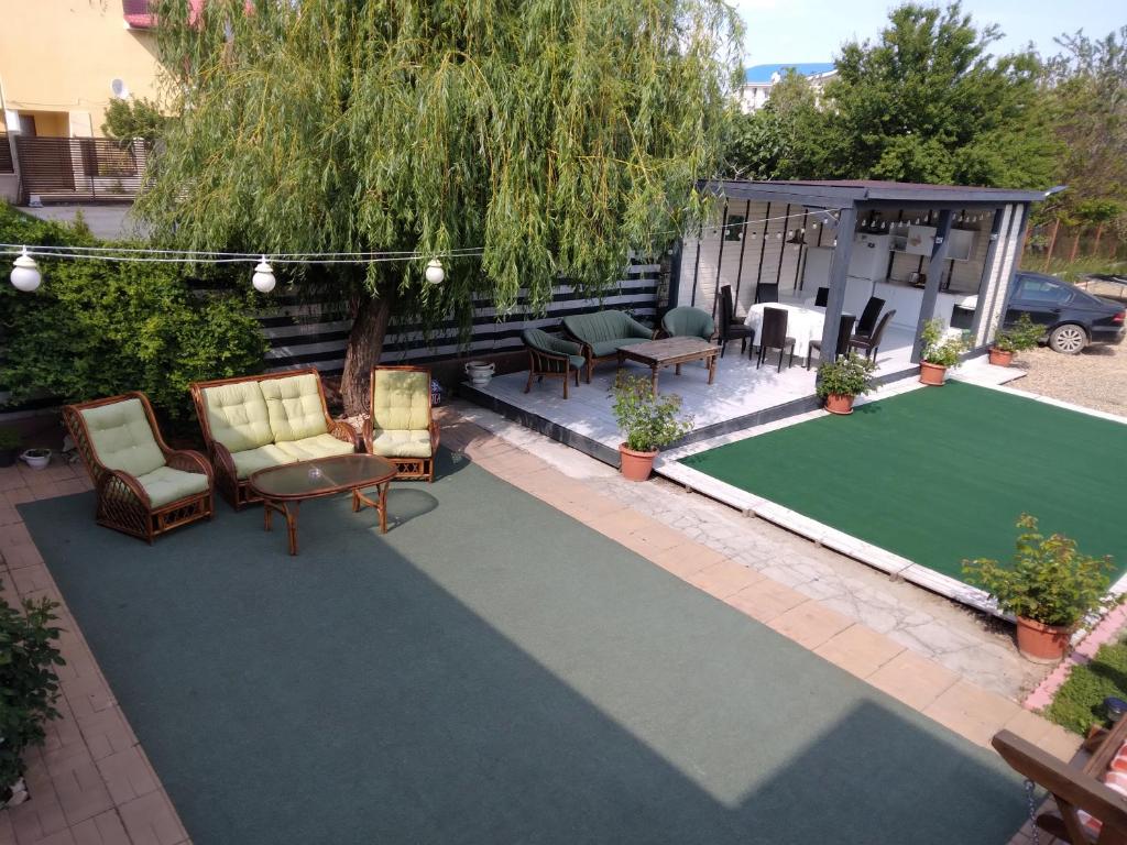 北马马亚-讷沃达里Casa Rustica的一个带乒乓球桌和网球场的后院