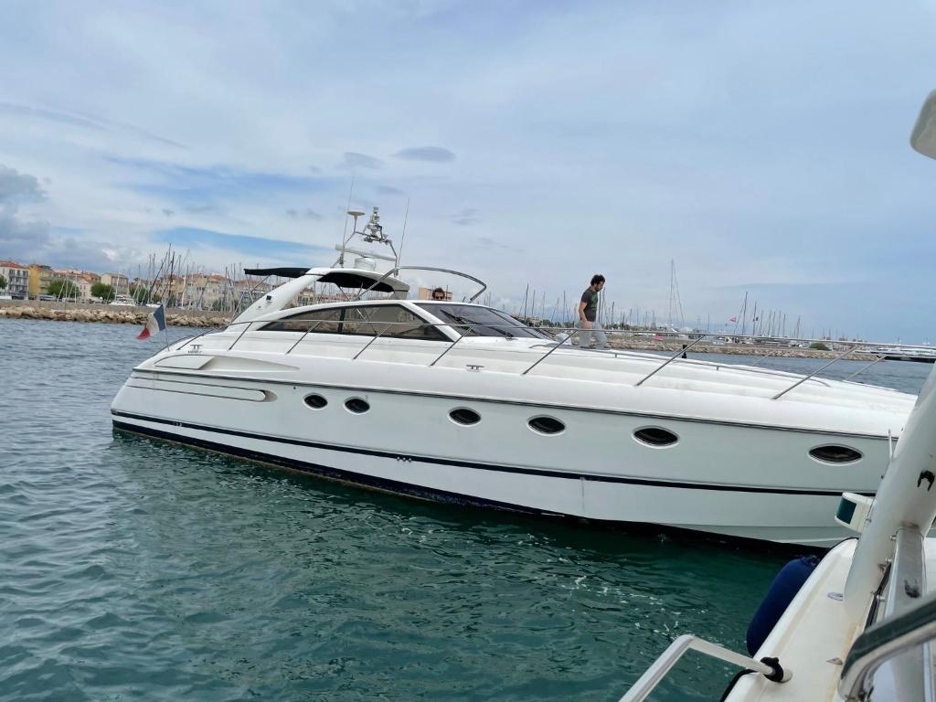 戛纳Yacht 17M Cannes Croisette Port Canto,3 Ch,clim,tv的一艘白船停靠在水中