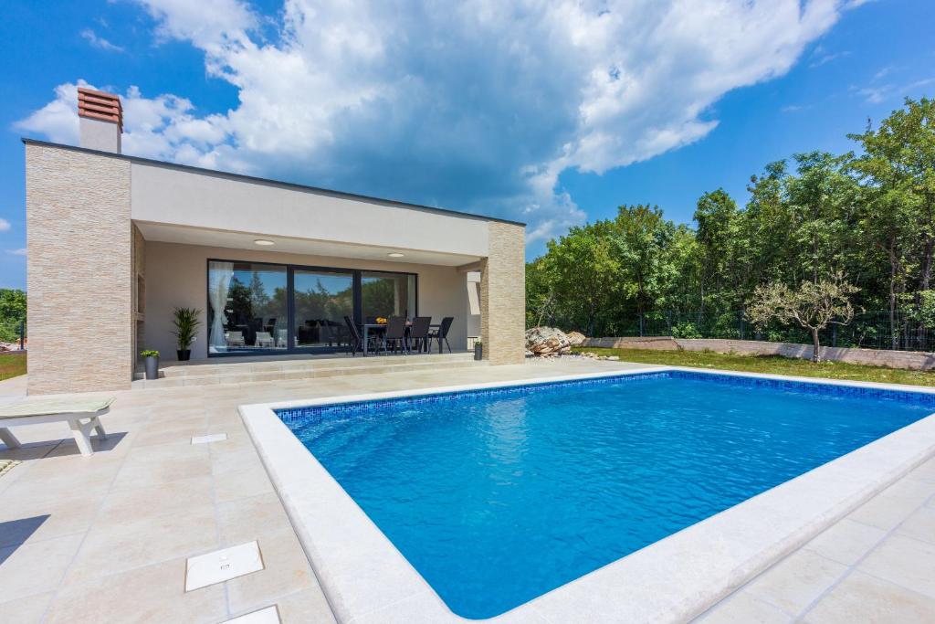 特尔哥特Villa Deluxe的一座房子后院的游泳池