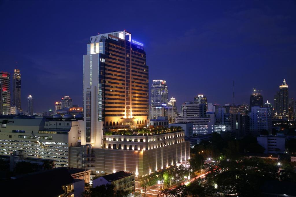 曼谷帕色哇公主酒店【SHA Extra Plus】的城市的一座有灯光的建筑
