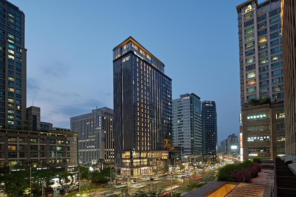 首尔Roynet Hotel Seoul Mapo的城市天际线,高楼和街道