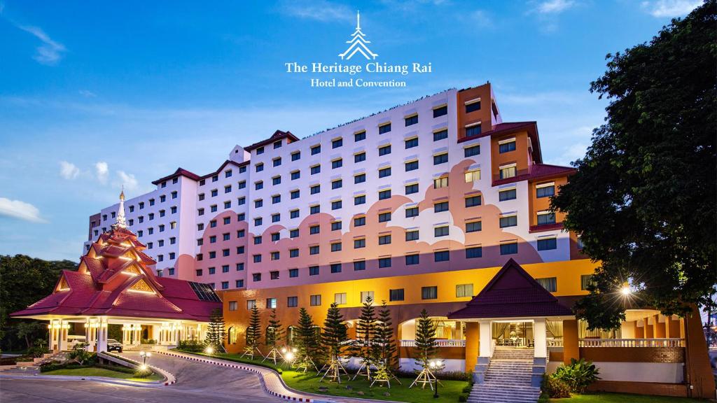 清莱The Heritage Chiang Rai Hotel and Convention - SHA Extra Plus的在中国传统酒店之夜的 ⁇ 染