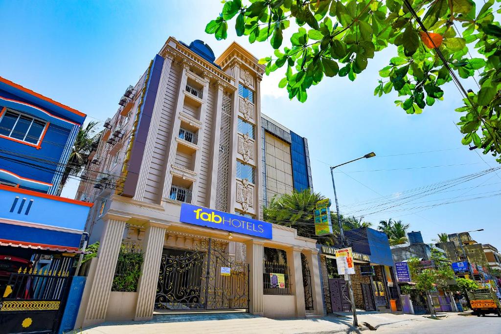 钦奈FabHotel Vijaylakshmi Stay Inn的带有读取街道上偶像酒店的标志的建筑物