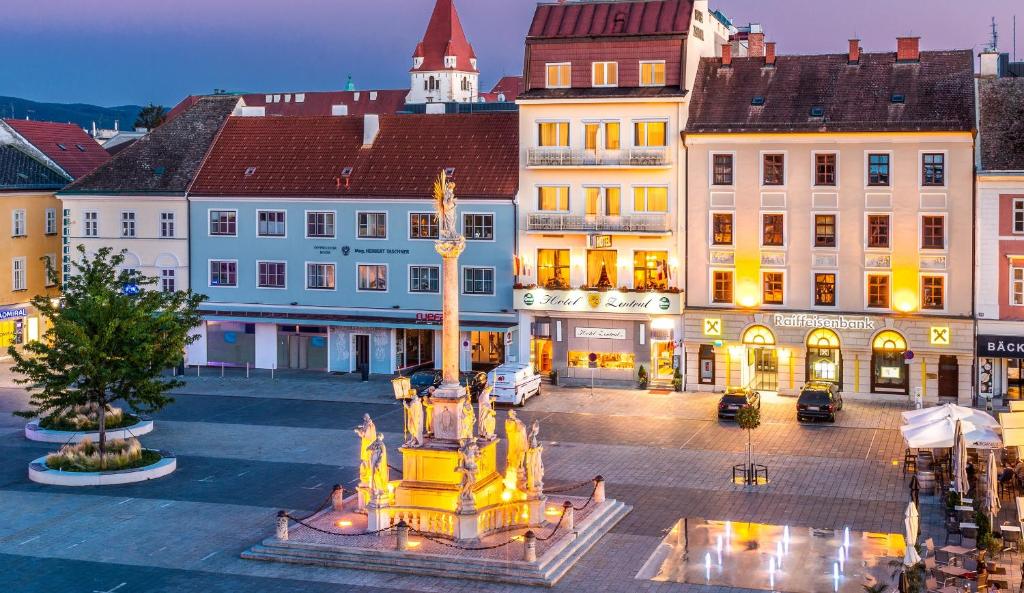 维也纳新城中央酒店的一座城市广场,在建筑前方有一个喷泉