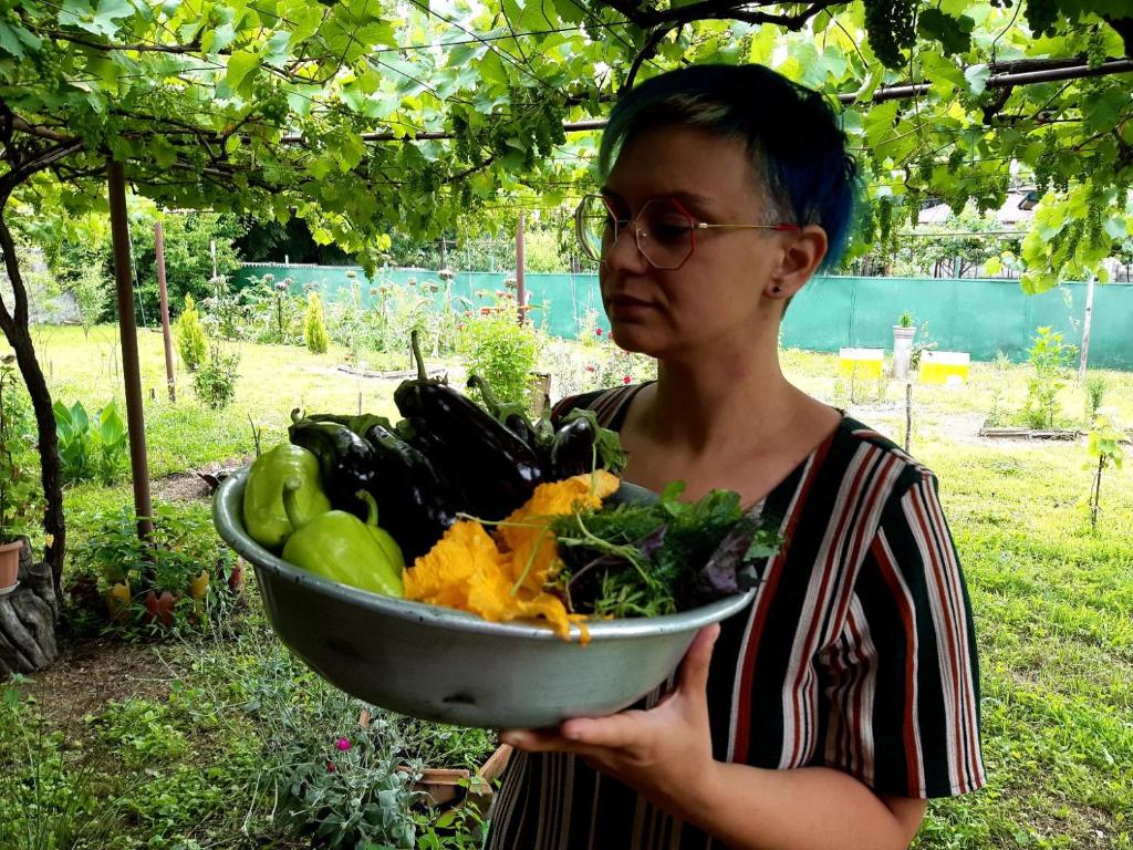 拉戈代希Nodara's garden的女人拿着一碗蔬菜