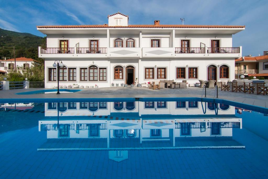 Ágios KonstantínosIro's Residence的一座大型白色房子,前面设有一个游泳池