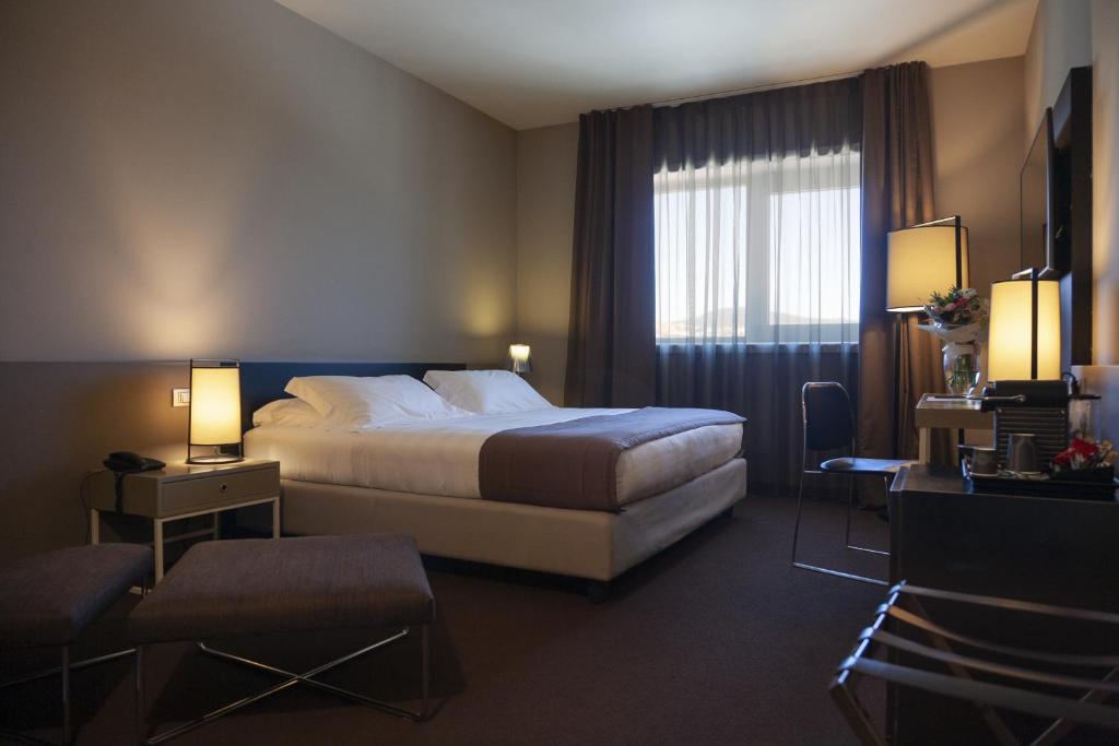 奥西莫G Hotel Ancona的酒店客房设有床和窗户。