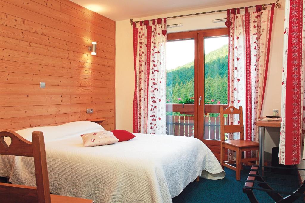 莱瓦尔坦维特尼酒店的一间卧室设有一张床和一个窗口