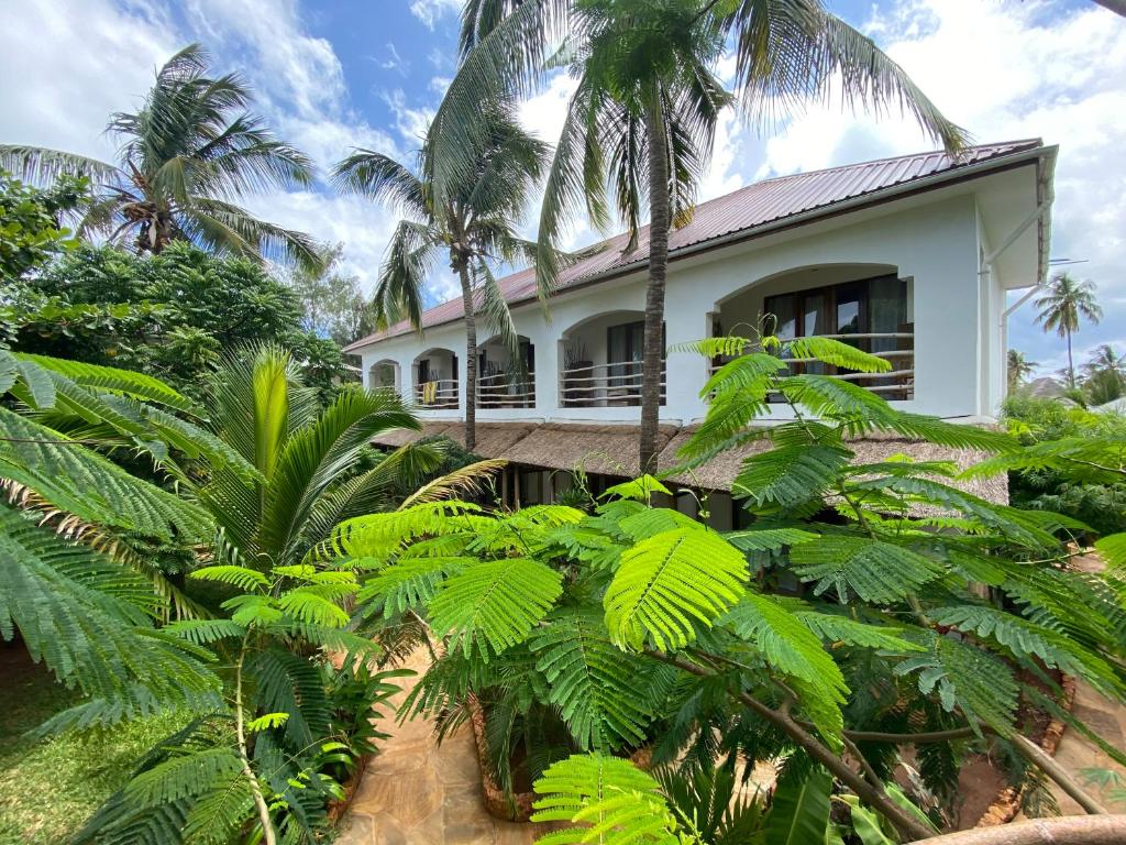 南威Siri Beach Lodge的一座棕榈树掩映的白色房子