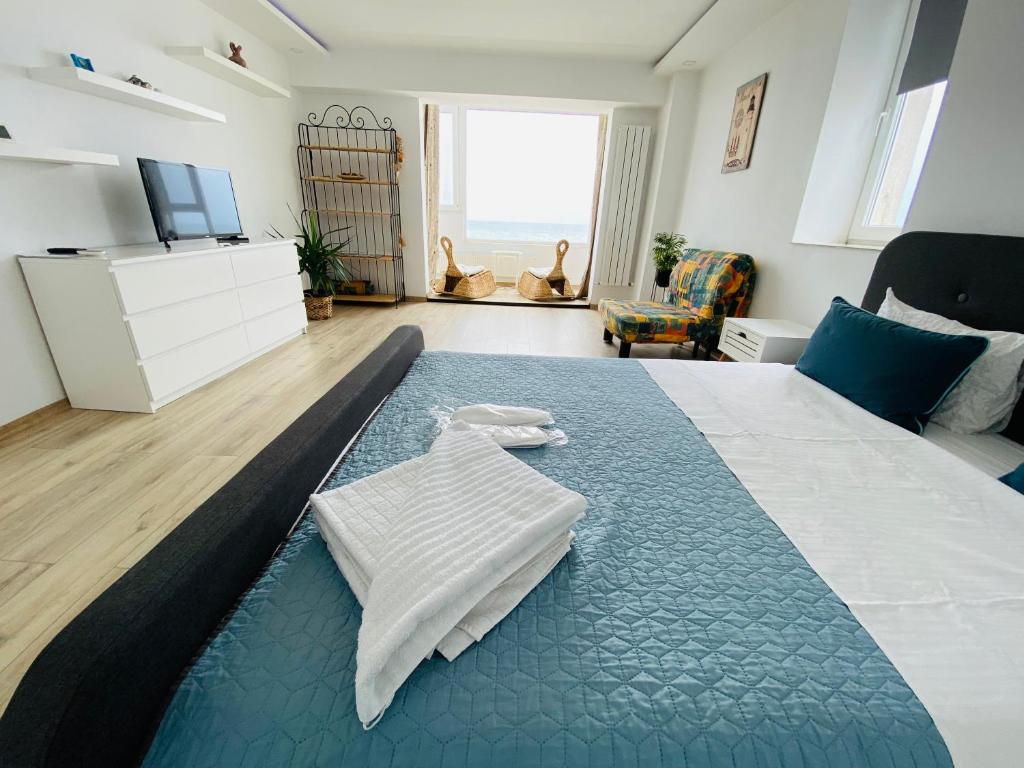 康斯坦察Sea View Studio的一间卧室配有一张蓝色地毯的大床