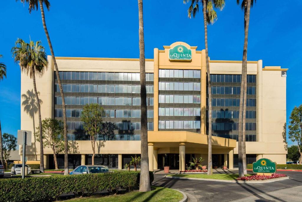 La Palma布宜纳公园拉金塔旅馆&套房的一座棕榈树的办公楼