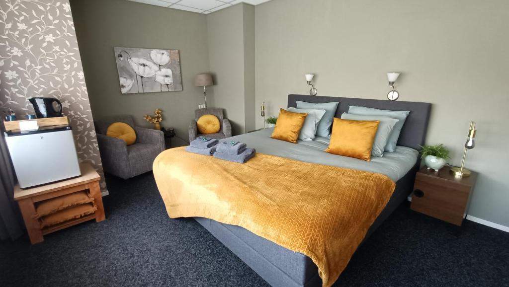 罗曾堡罗仁博格酒店的一间卧室配有一张大床和电视