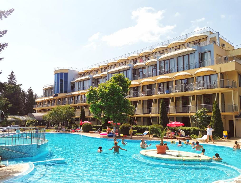 圣君士坦丁和海伦那Hotel Koral - Parking的一群人在度假村的游泳池里
