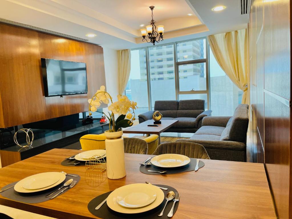 麦纳麦基辅塔公寓式酒店的用餐室和带餐桌的客厅