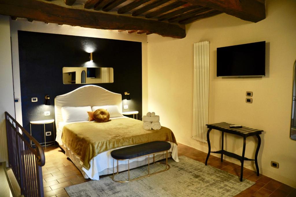 蒙塔尔奇诺suite la fortezza的卧室配有一张床,上面放着一只猫