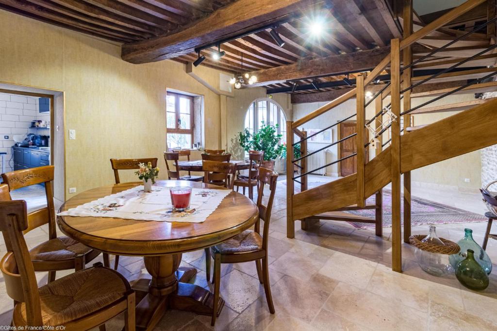 热夫雷尚贝尔坦Les Vendangettes的一间带木桌和椅子的用餐室
