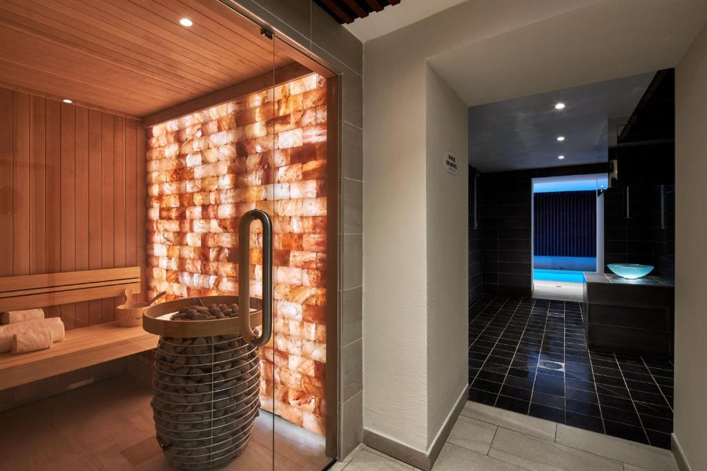 巴黎Hotel Villa Romantic & Spa的一间设有砖墙淋浴的浴室