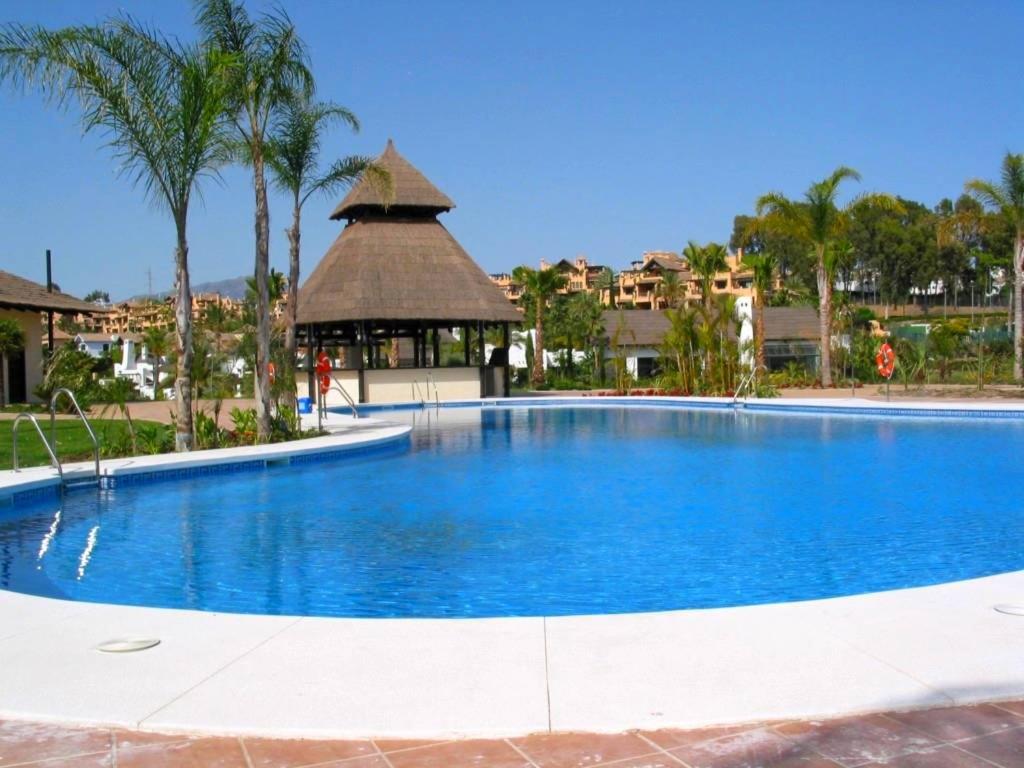 EsteponaEl Campanario del Paraíso的一个带凉亭的大型蓝色游泳池