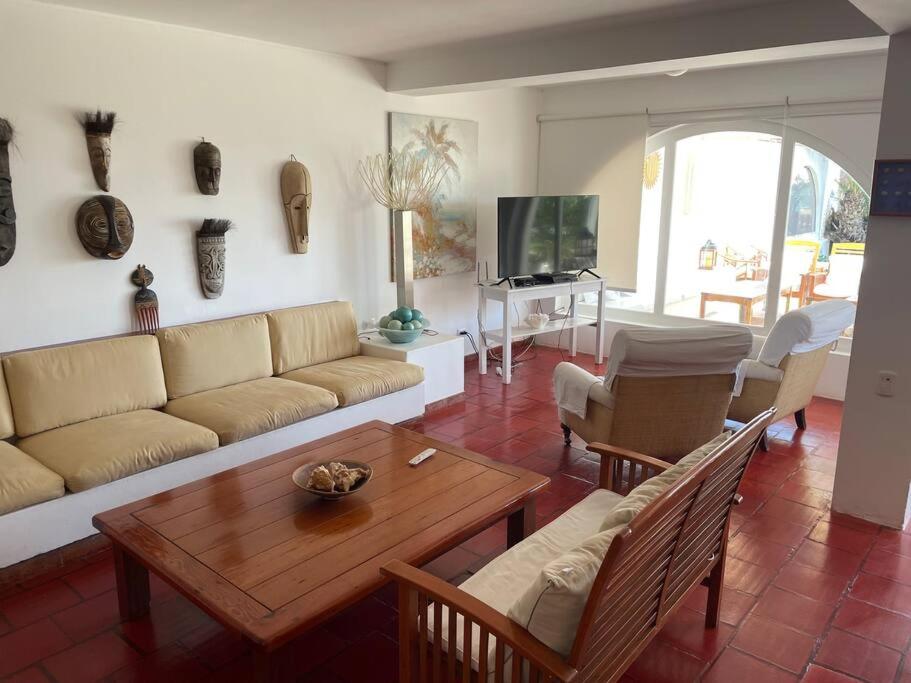 帕拉卡斯Beachfront, 4BR, entire house in Paracas的客厅配有沙发和桌子