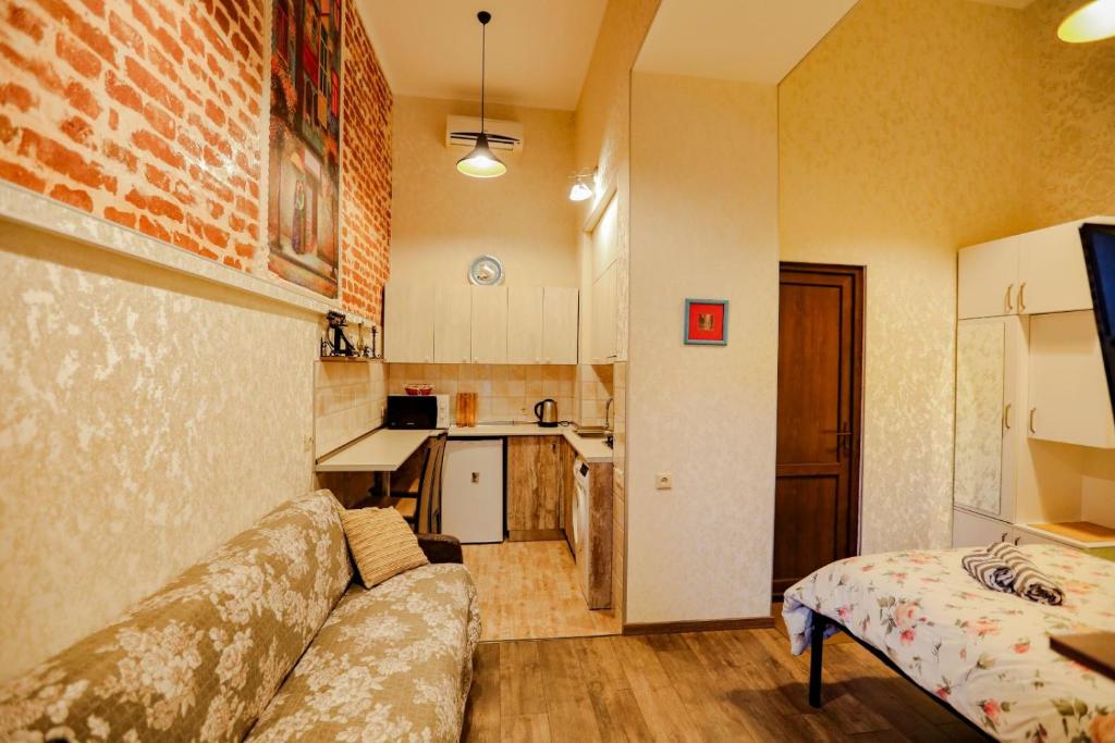 第比利斯Luky apartment on Rustaveli Ave.的带沙发的客厅和厨房