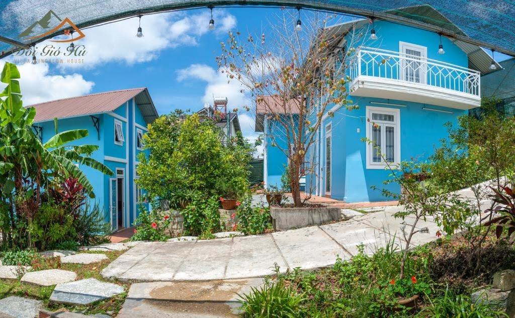 大叻Moonlight Homestay的蓝色房屋 - 带白色阳台
