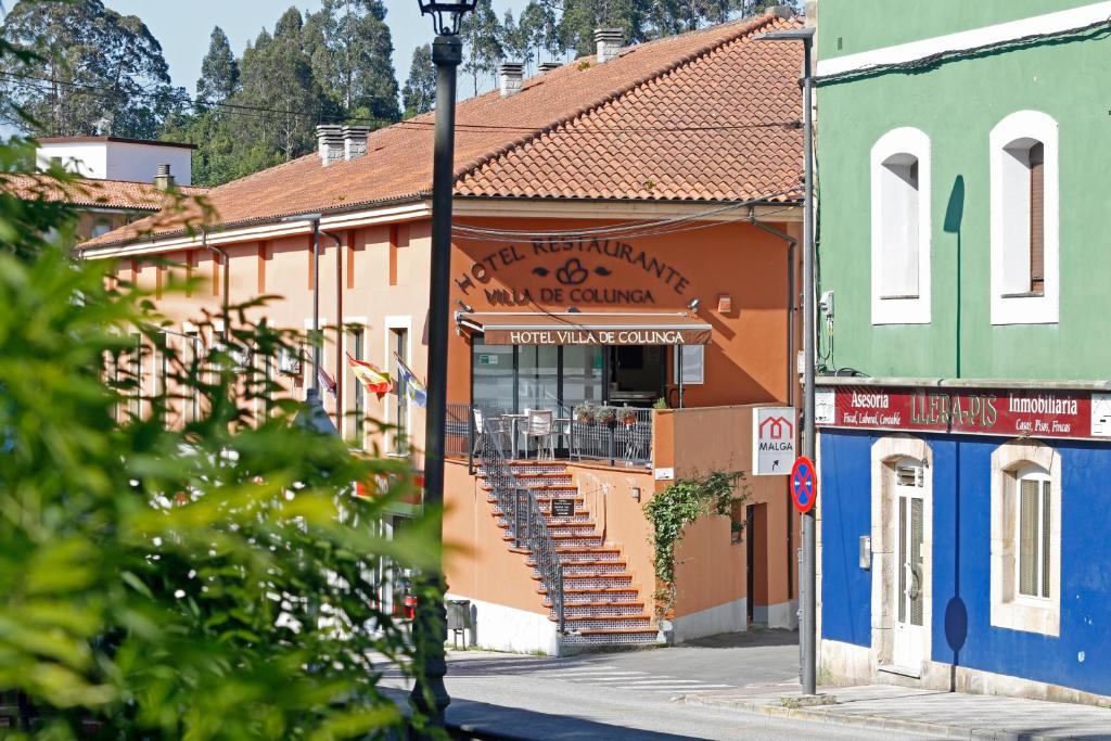 科伦加Villa de Colunga的商店前有楼梯的建筑