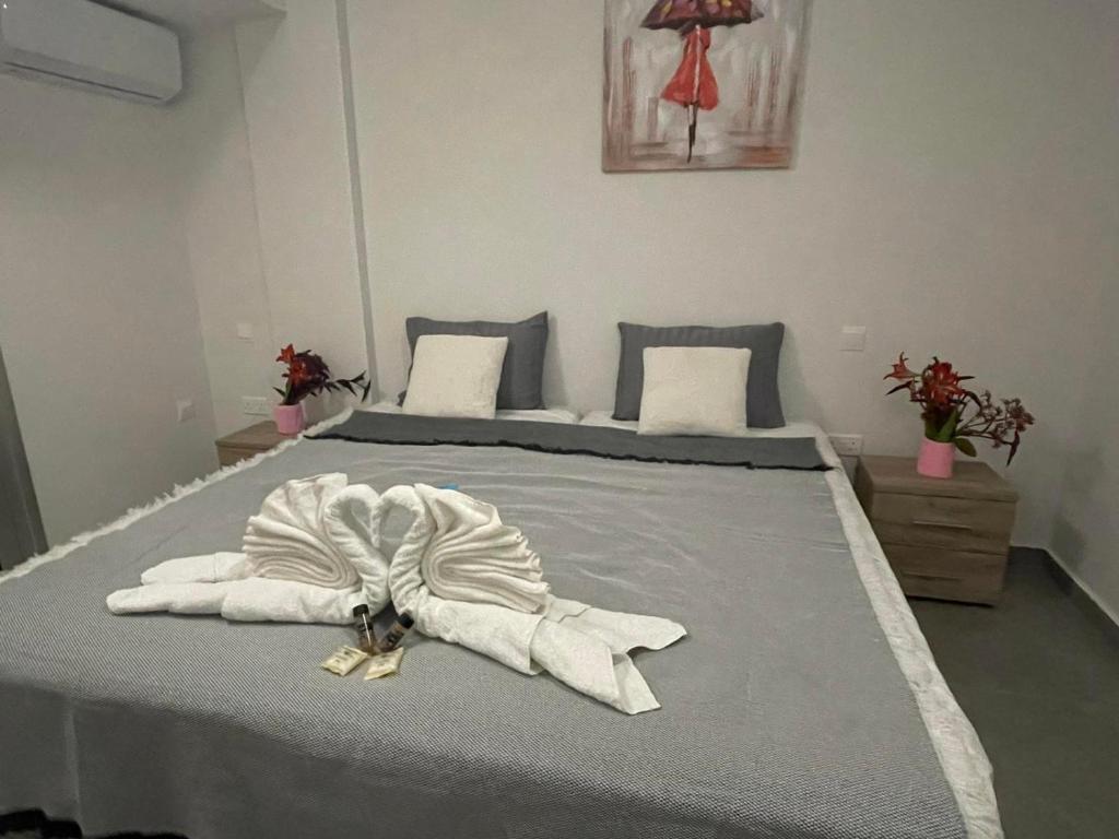 阿依纳帕Serene Napa Suite的一间卧室配有一张带白色毛巾的床