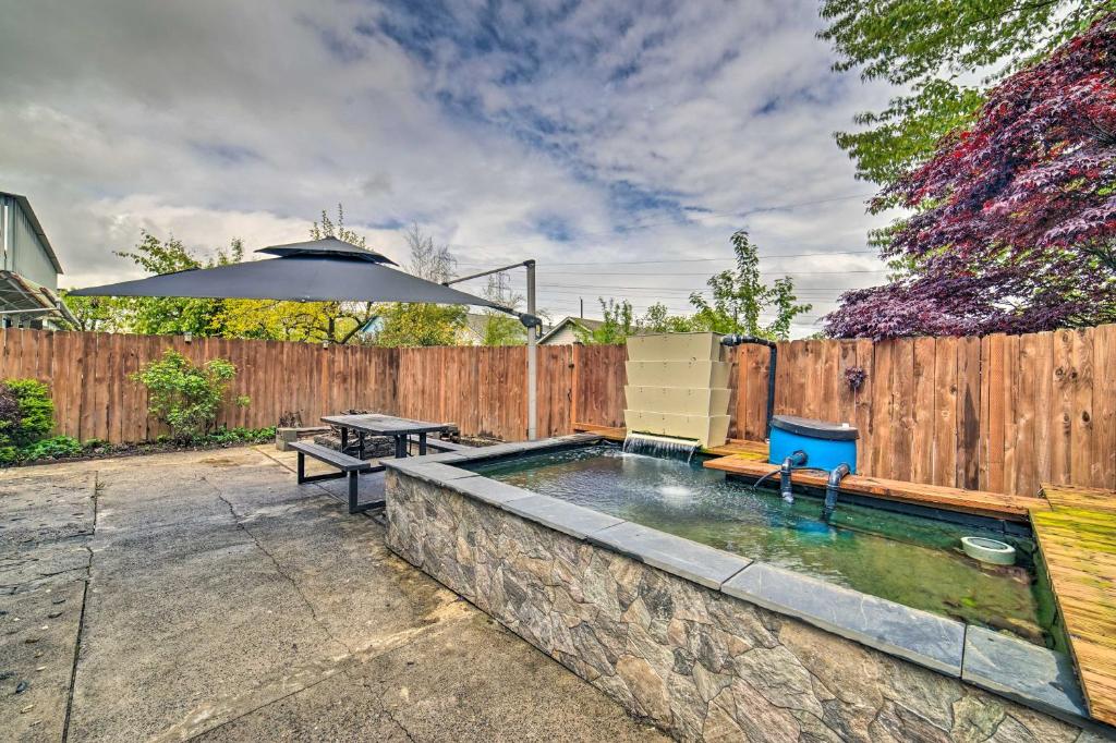 西雅图Modern Seattle Home 9 Mi to Dtwn Attractions的后院设有游泳池和遮阳伞