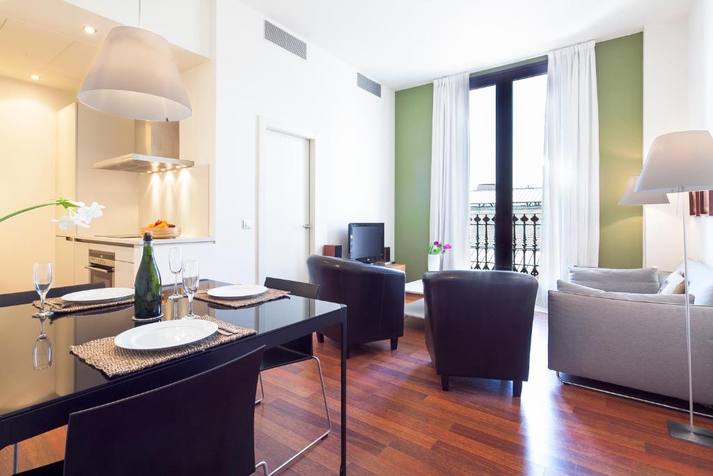 巴塞罗那梅尔卡特巴塞罗那市内公寓的客厅配有桌椅和沙发