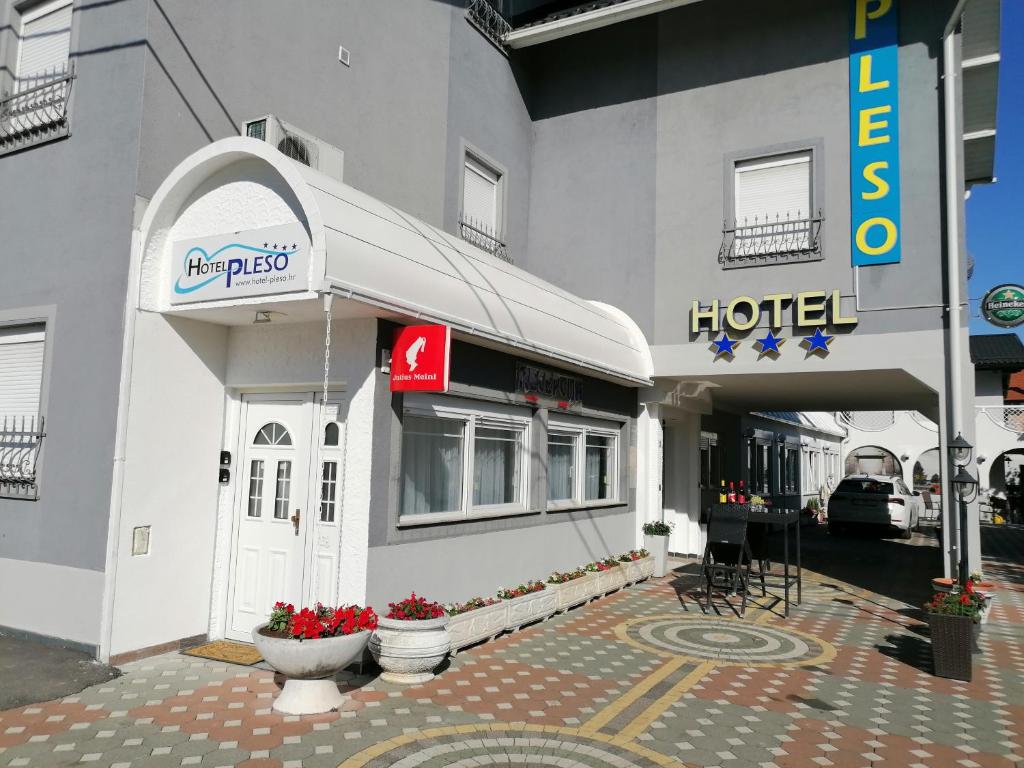 大戈里察Hotel Garny Pleso的建筑一侧有标志的酒店
