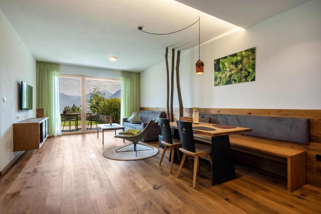 蒂鲁罗Pataunerhof Tilia Lodge的客厅配有桌子和沙发