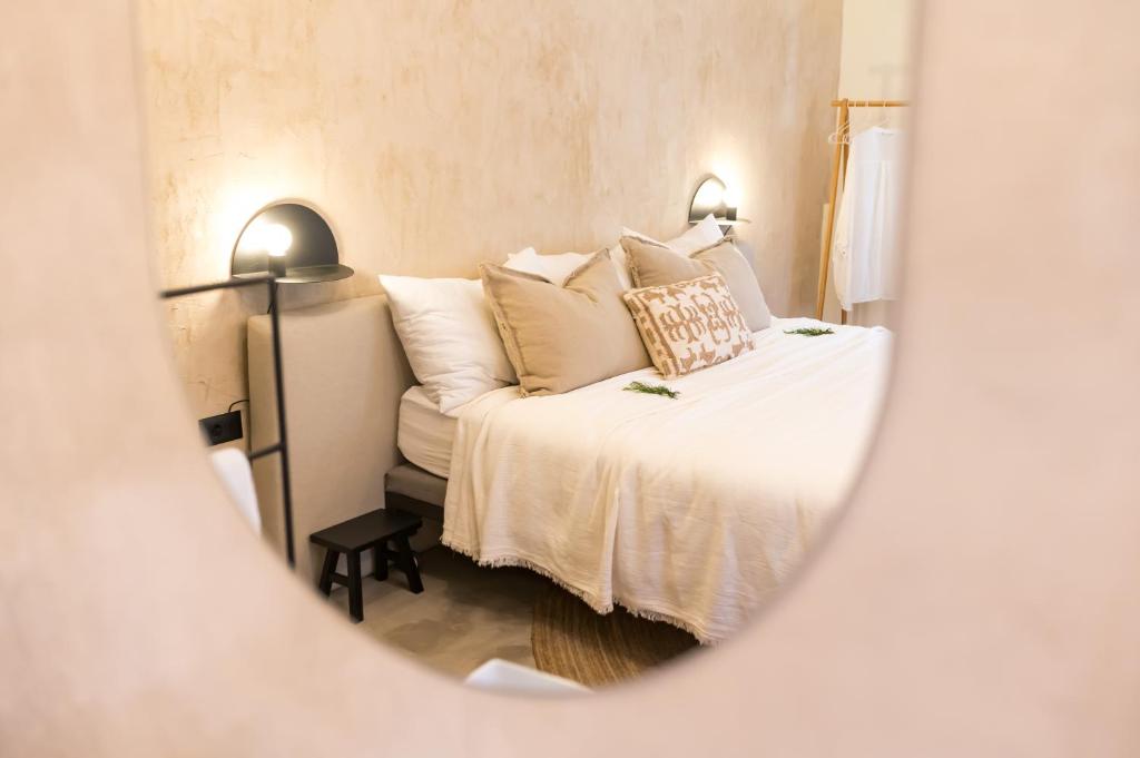 斯普利特Kushin rooms Split的一间卧室配有带白色床单和枕头的床。