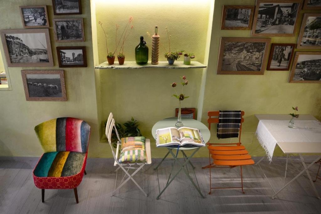 皮耶韦城La casa dei Mimmi的配有桌椅和桌子的房间以及桌子