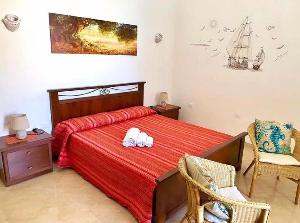 波贾尔多L'ANTICA PIETRA Casa Vacanza Salento的一间卧室配有一张带两条白色毛巾的床