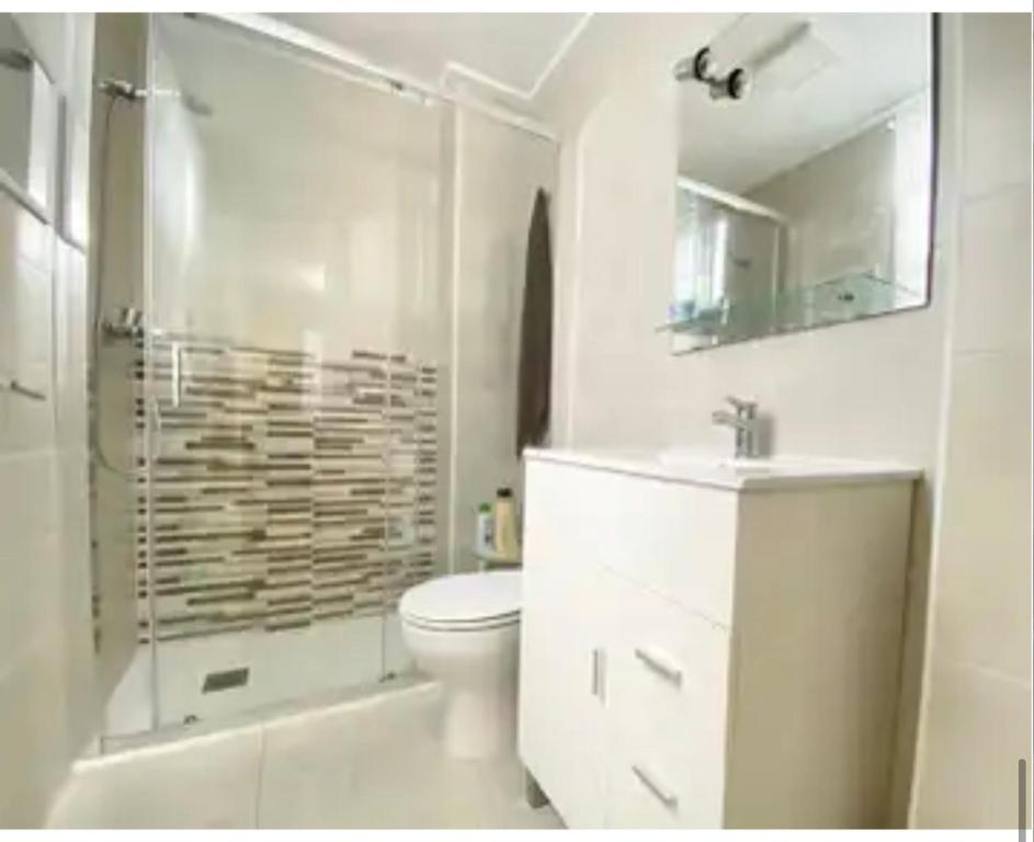 圣波拉Прекрасная Квартира в центре города Санта Пола的浴室配有卫生间、淋浴和盥洗盆。