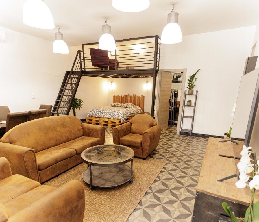 Gignac-la-NertheLoft SSL INSOLITE!!!!的带沙发和高架床的客厅