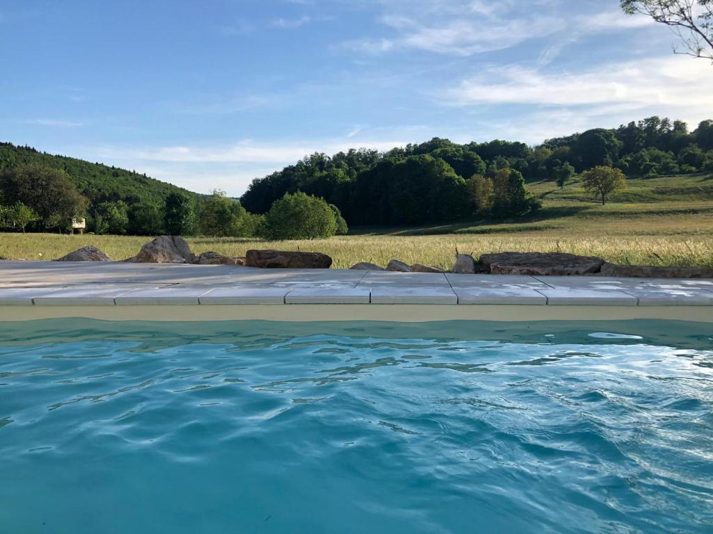 BendorfHavre de paix dans le Jura Alsacien avec piscine privée externe de mai à septembre的田野里蓝色海水游泳池