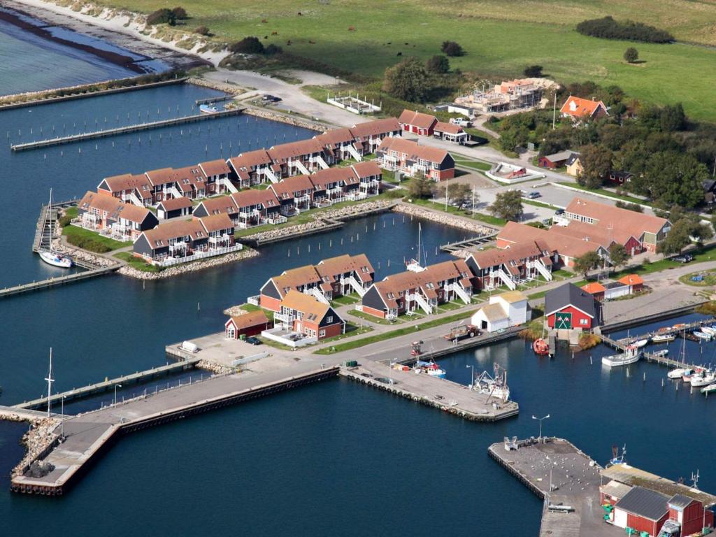 博雷6 person holiday home on a holiday park in Borre的享有码头的空中景致,设有房屋和码头