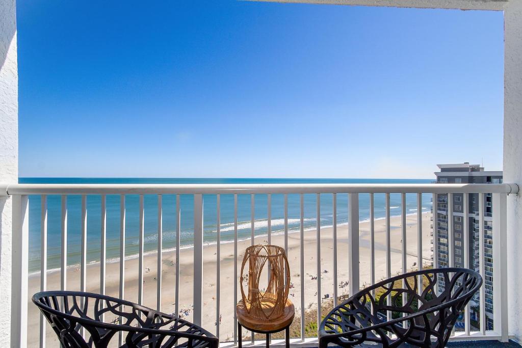 默特尔比奇Ocean Breeze的阳台配有两把椅子,享有海滩美景