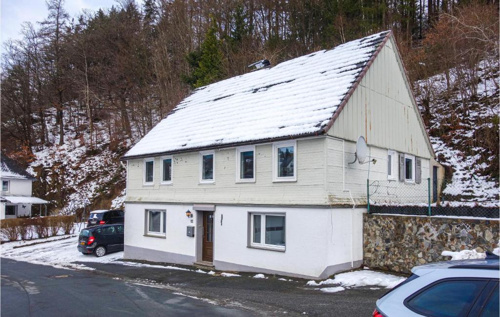 梅德巴赫Amazing Home In Medebach With Kitchen的白色房子,有雪盖屋顶