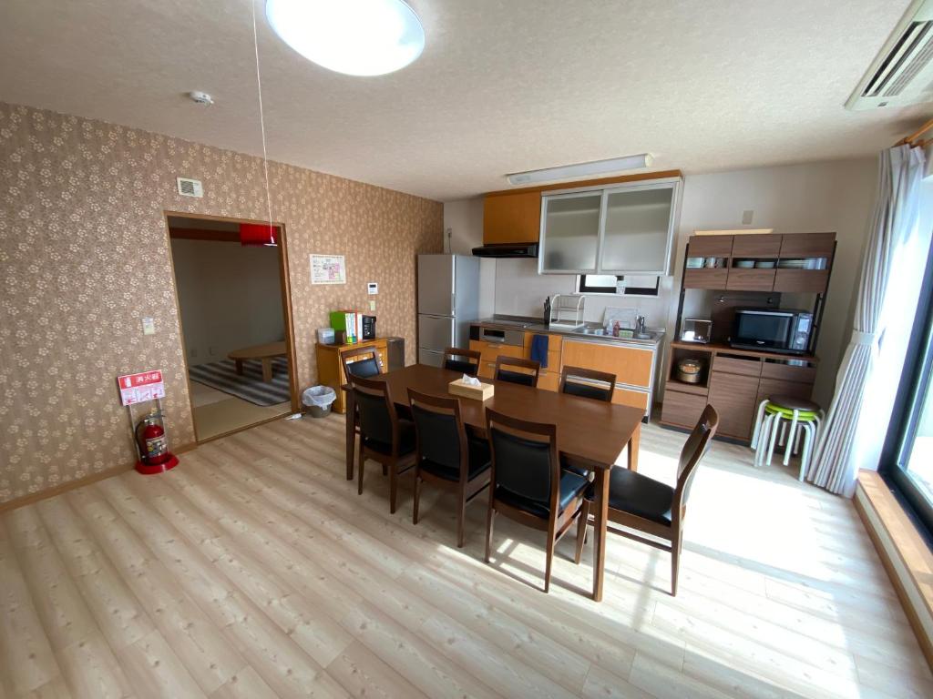 轻井泽Angel Resort Karuizawa的厨房以及带桌椅的用餐室。