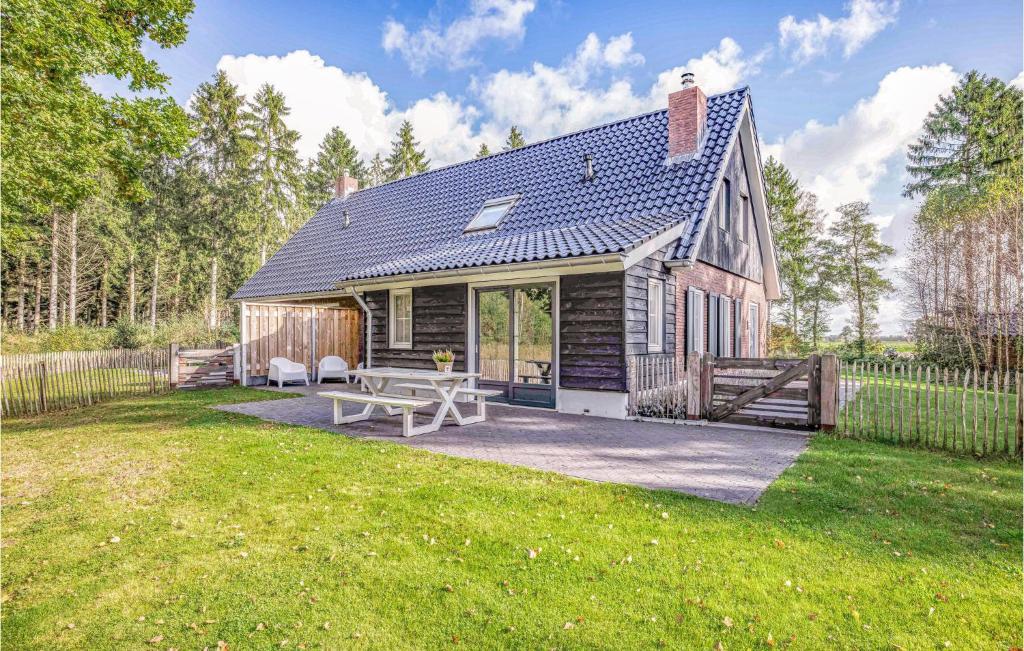 莱森Amazing Home In Rijssen With Wifi的院子内带野餐桌的小房子