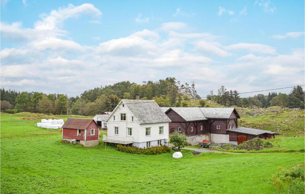 BømloStunning Home In Urangsvg的绿色田野中的一组房屋