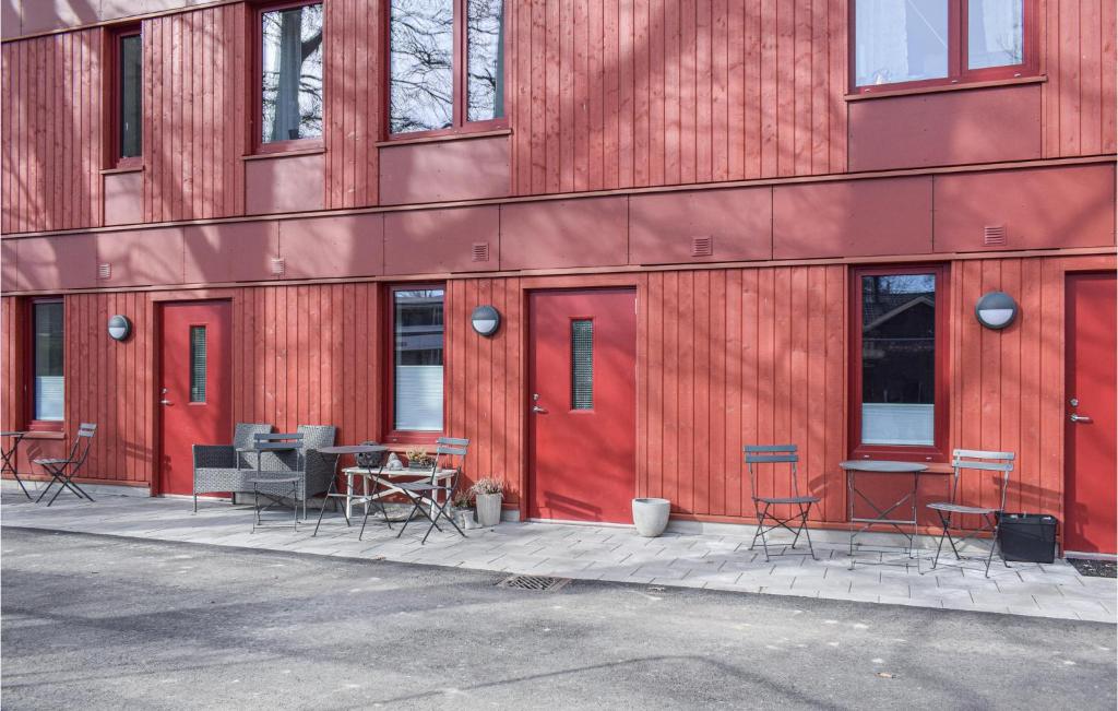 费尔耶斯塔登Wasa Seaside 2的一座红色的建筑,前面设有桌椅