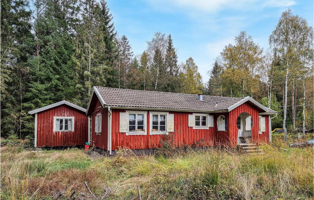 OlsforsAmazing Home In Olsfors With Kitchen的田间中的一个红色房子
