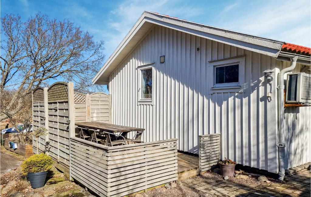 谢尔港Gorgeous Home In Skrhamn With Wifi的白色的小房子,门廊上设有野餐桌