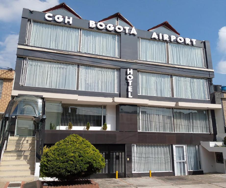 波哥大Hotel CGH Bogota Airport的上面有歌唱核准标志的建筑物