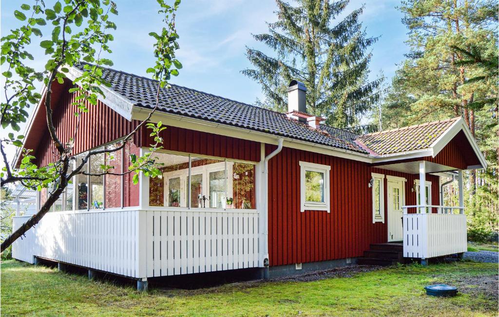 玛丽费莱德Cozy Home In Mariefred With Wifi的白色装饰的红色小房子