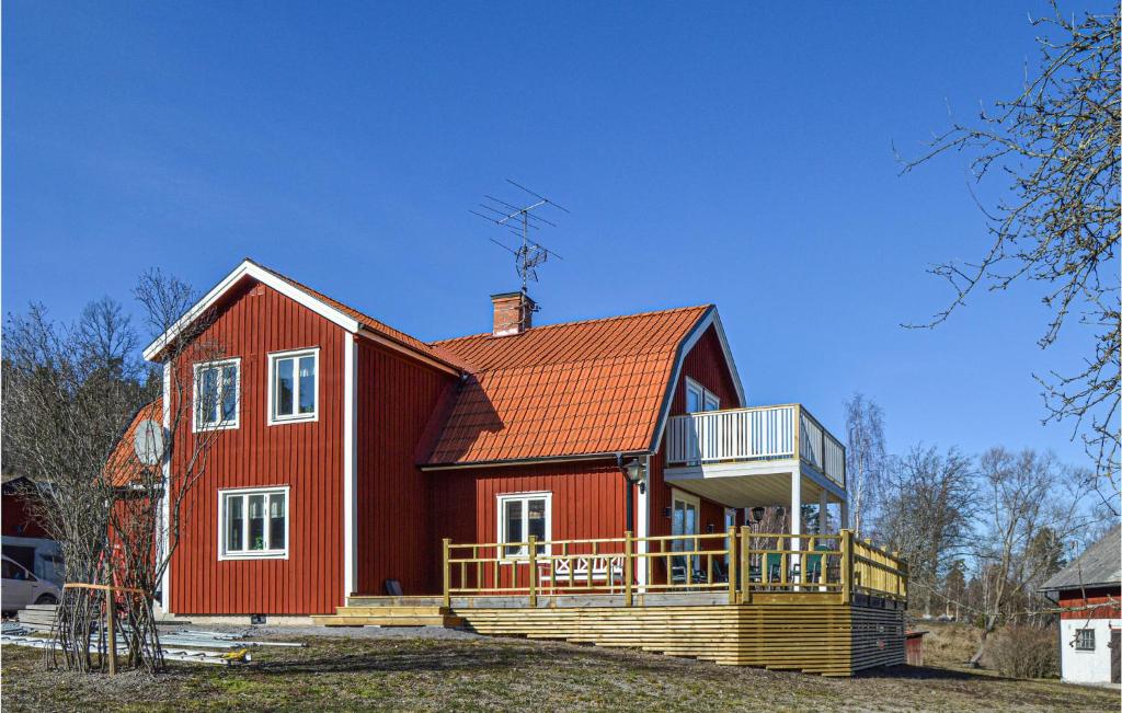 斯特兰奈斯Beautiful Home In Strngns With Sauna的红色房子,有橙色屋顶